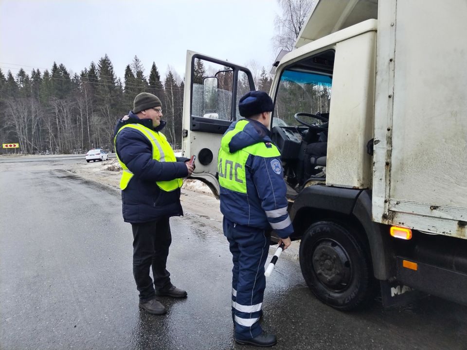 Зачем опытные водители выходят из автомобиля, если их остановил инспектор ГИБДД?
