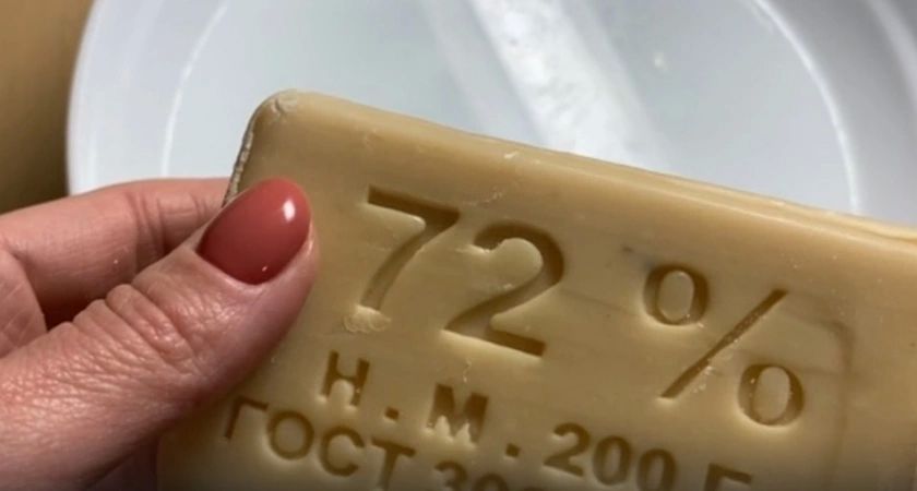 Смешайте мыло с марганцовкой, и все проблемы решены: незаменимый лайфхак для стирки