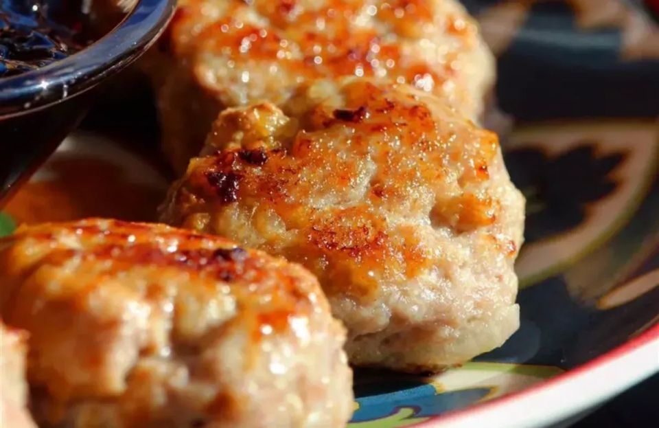 Рисовые ежики с фаршем и сыром — лучше простых котлет: получаются ароматными под душистым соусом