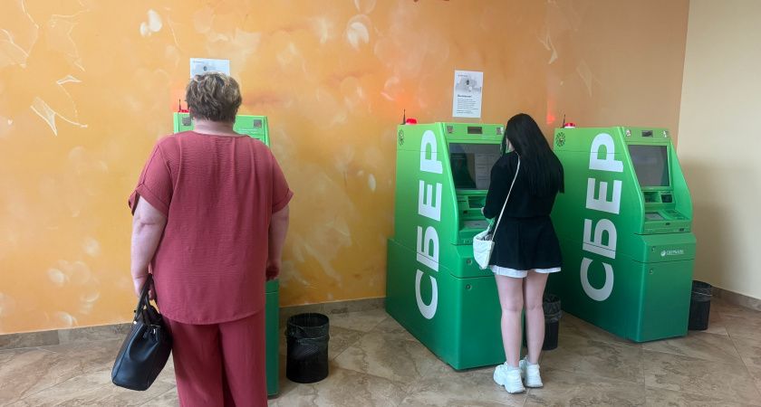 Снимать и класть деньги на карту без внимания налоговой уже не получится: от какой суммы начнется тотальный контроль