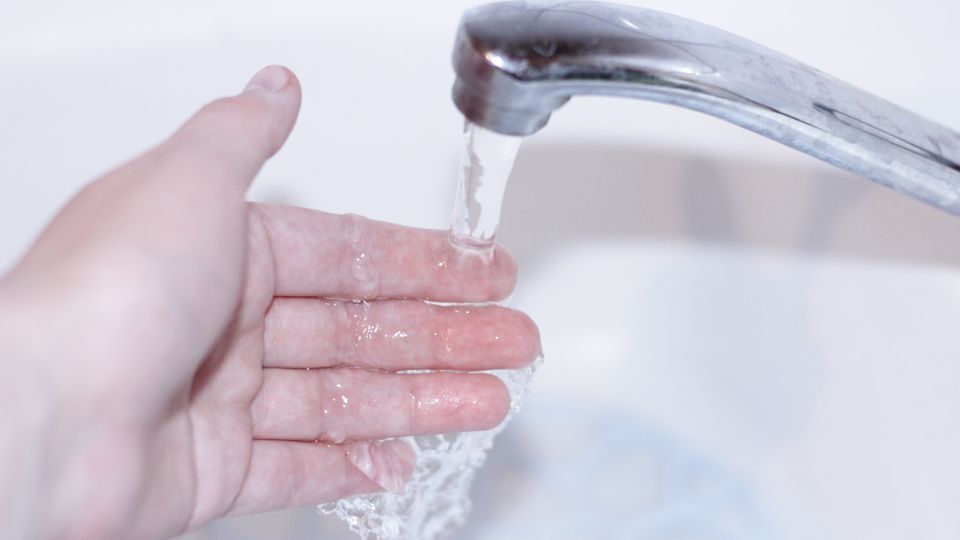 Легальная выгода: эксперт раскрыл, как сэкономить на воде без мошенничества
