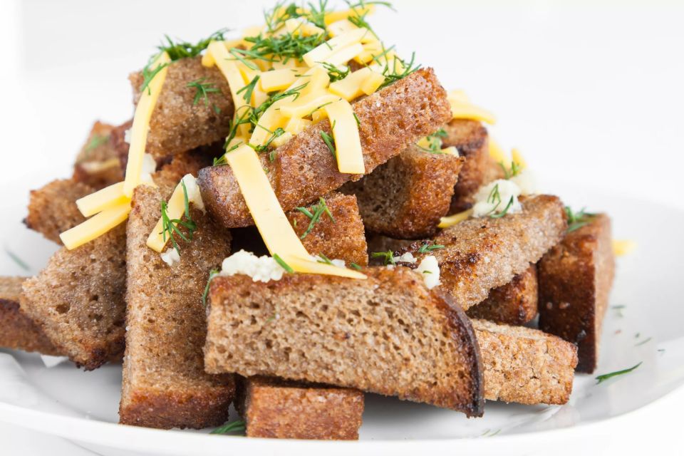 Чесночные гренки с пармезаном: сытная закуска без лишних хлопот