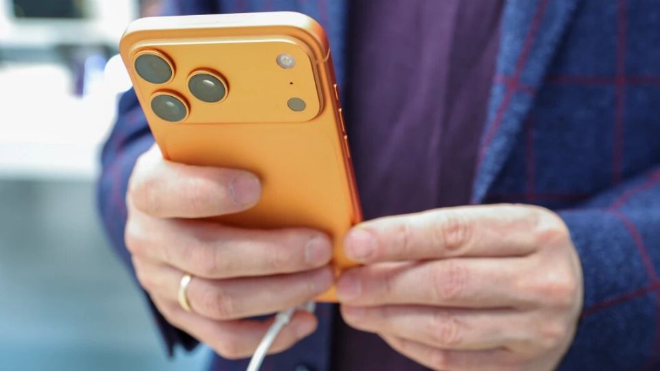 Apple        iPhone 17 Pro