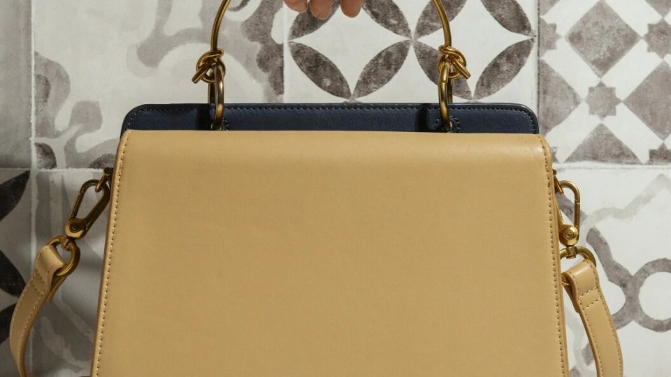  Louis Vuitton:     
