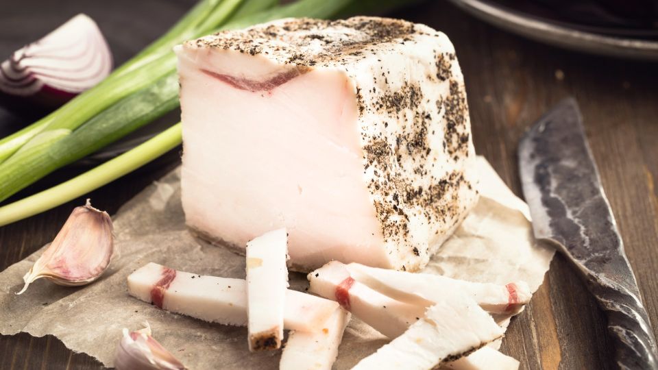 Такой вкуснятины вы еще не пробовали: элементарный способ засолки домашнего сала