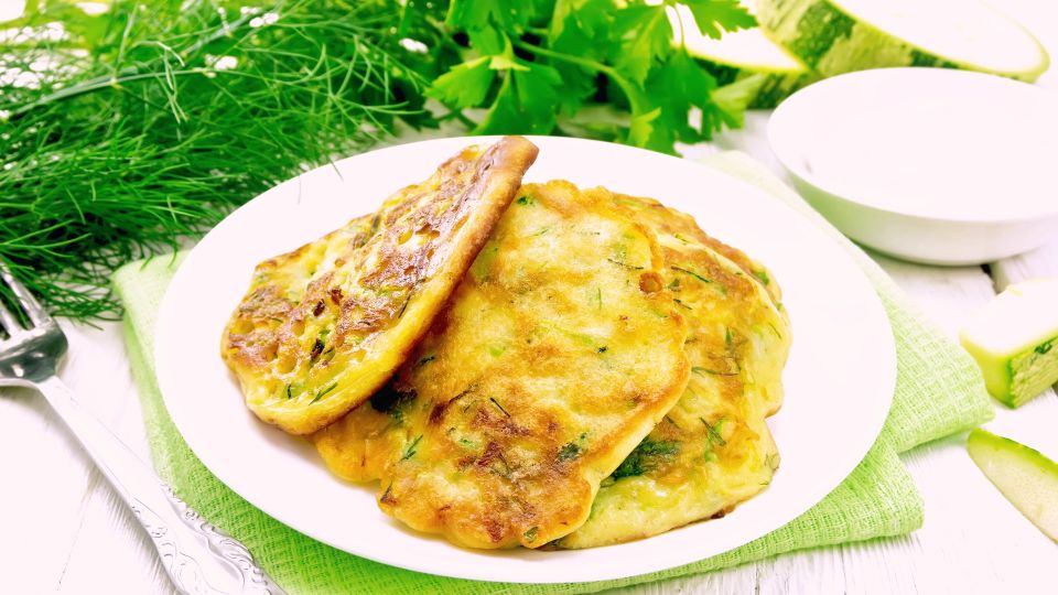 Быстрые и вкусные кабачковые оладьи: домочадцы сметут лакомство за минуту