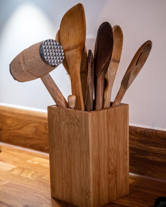 Как сохранить безопасность на кухне: уход за деревянной утварью