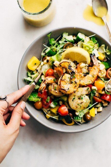 Летний салат с креветками: яркие овощи и свежий вкус