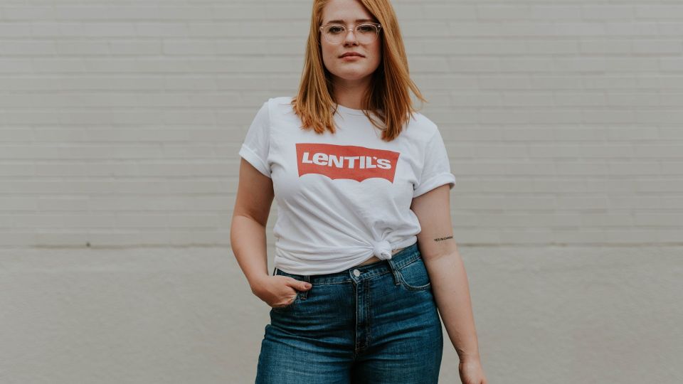 Вместо надоевших джинсов: стилист назвала удачную модель брюк на осень