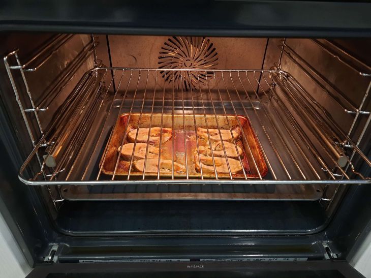 Как отмыть противень от нагара, чтобы он заблестел как новый: хитрые приемы ушлых хозяек