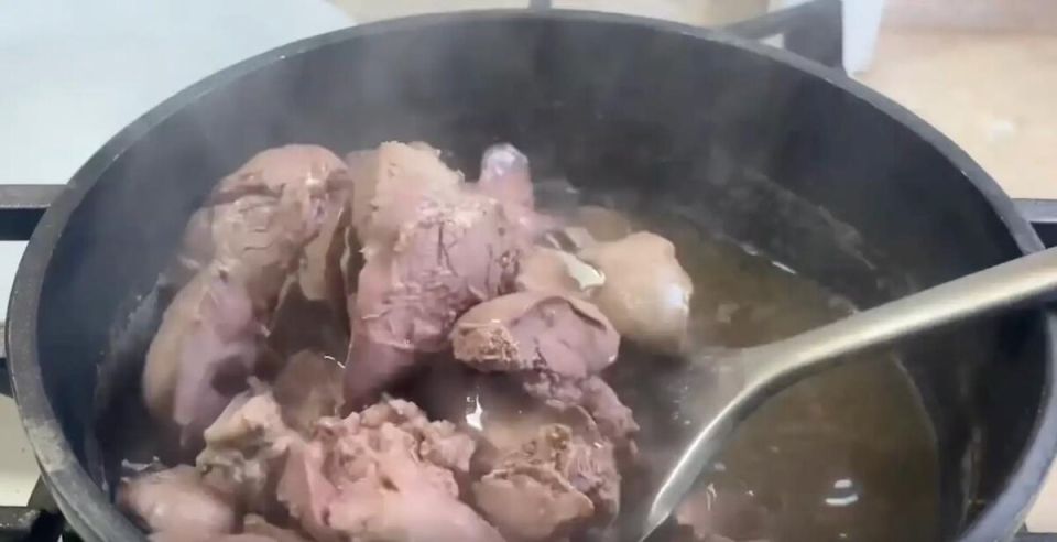 Нежный и насыщенный: салат из куриной печени, который стоит попробовать