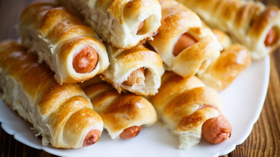 Сосиски в тесте будут пышнее облака: вот что добавить в выпечку