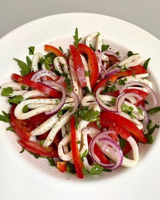 Летний свежий салат с кальмарами: ваш новый фаворит на столе