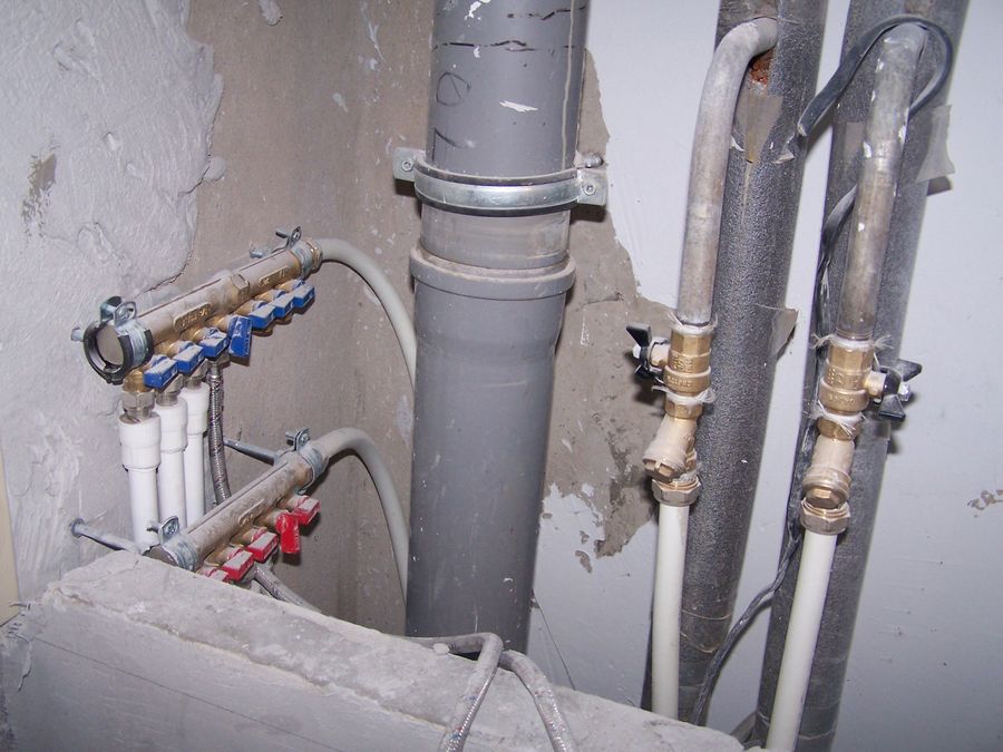 Жители столицы могут обновить старые трубы в квартирах за счет управляющей компании