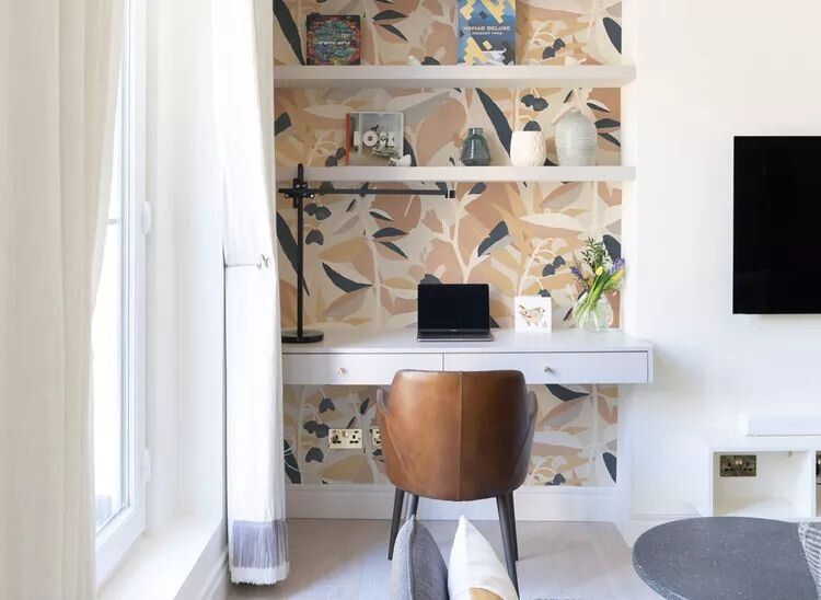 Как эффективно использовать остатки обоев: креативные идеи для вашего дома