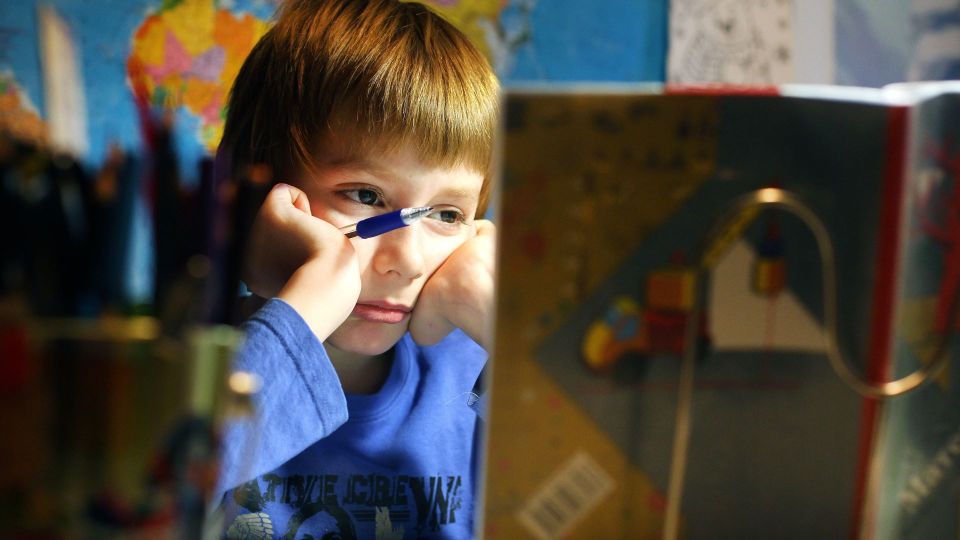 Учат в школе, а родители дома доучивают: педагог дал совет мамам и папам, как делать домашку и не сойти с ума