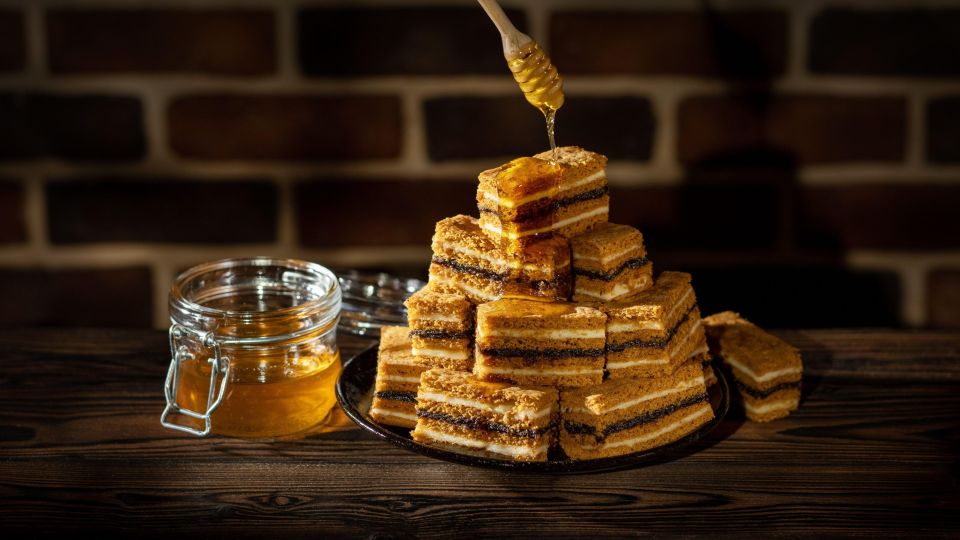 Больше не будете покупать дорогой мед: приготовить его из «мусора» может любой дачник