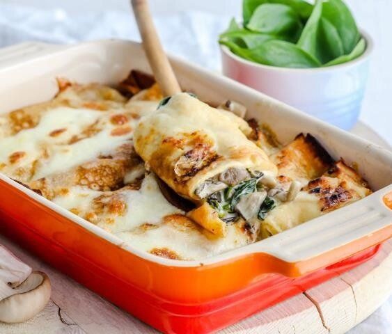 Изысканные блинчики с грибами, шпинатом и сыром: простой рецепт для гурманов