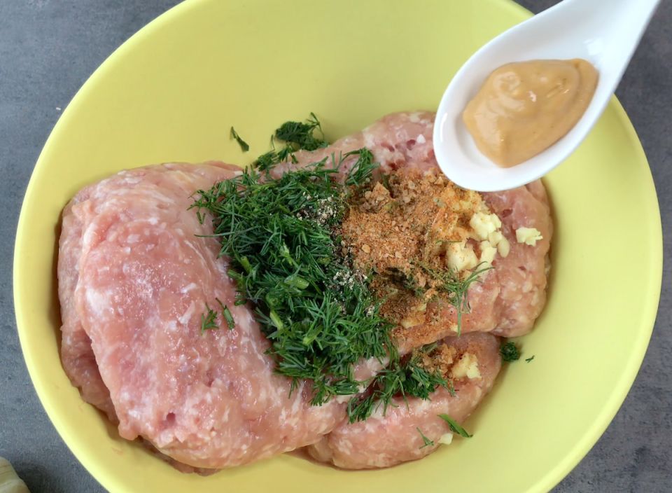 Праздничный рулет с яйцом: простой и вкусный рецепт к любому столу