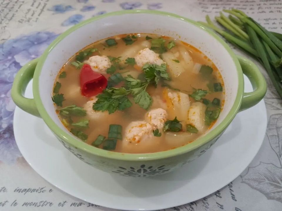 Рисовый суп с фрикадельками и помидорами — сердце домашней кухни