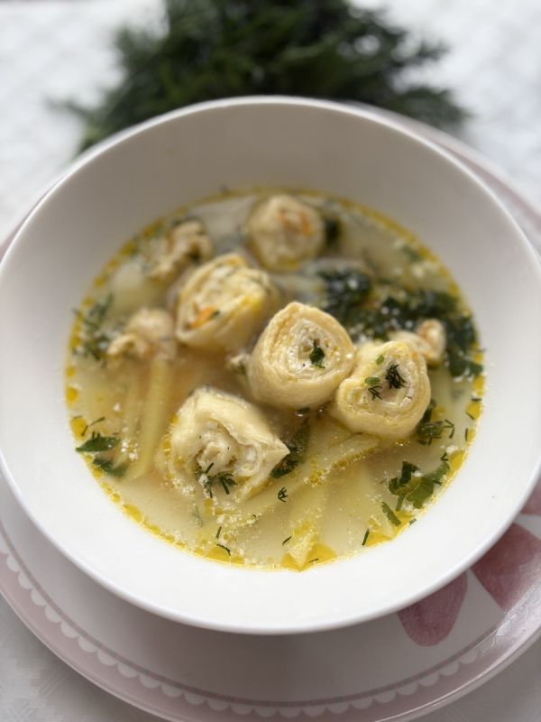 Уютный куриный суп с сырными рулетиками