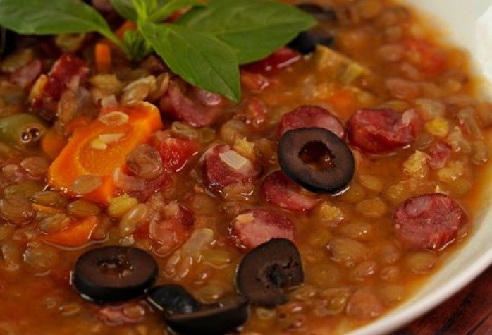 Согревающий чечевичный суп с копчеными колбасками