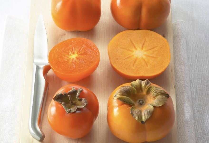 Хурма и Королёк: в чём их отличия и как правильно есть, чтобы избежать неприятного вяжущего вкуса?