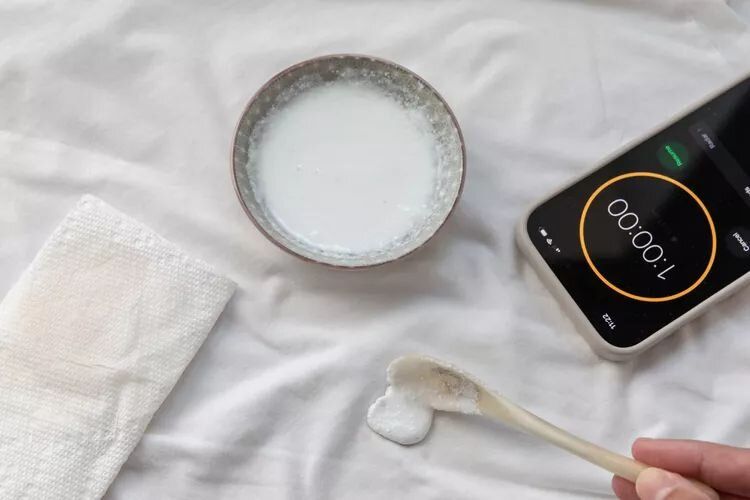 Как эффективно удалить пятна с белых рубашек и футболок в жаркое время года