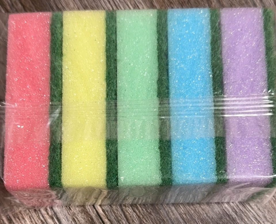 Почему цвет губок для мытья посуды влияет на вашу гигиену