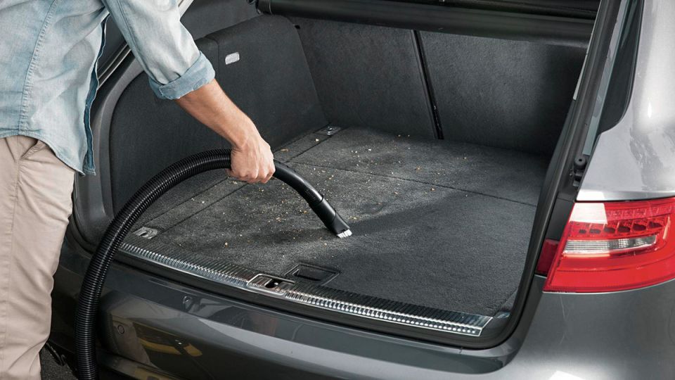 Как избавиться от пятен в багажнике и салоне без химчистки