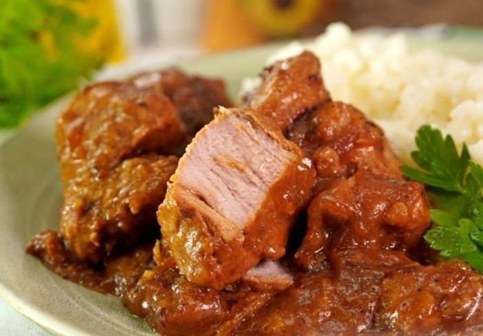 Свинина, тушенная с тмином и домашним уютом