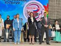 Мэр города Читы Инна Щеглова вместе с зампредом Правительства Забайкальского края Натальей Щербиной и председателем Думы краевого центра Евгением Яриловым приветствует читинцев и гостей города на фестивале национальных...