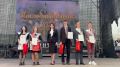 На главной площади столицы Забайкальского края в майский день накануне Дня города кружились юные пары: более полутора тысяч выпускников читинских школ приняли участие в праздничном мероприятии, посвященном Последнему звонку