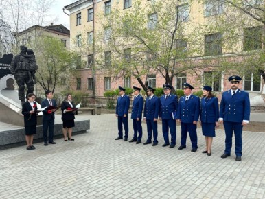 В прокуратуре Забайкалья вновь назначенные помощники прокуроров Карымского, Кыринского и Оловяннинского районов приняли Присягу прокурора