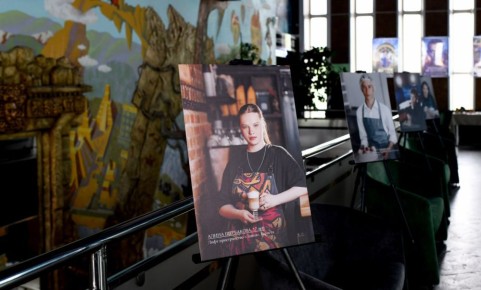Председатель Заксобрания Кон Ен Хва побывал на открытии фотовыставки «Профессия мечты — взгляд из детства»