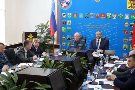 Руководитель МЧС России Александр Куренков на заседании по пожароопасной обстановке в Забайкалье и Бурятии 2 июня призвал четко оценивать ситуацию и при необходимости обращаться за помощью