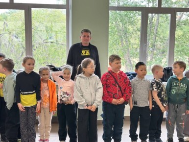 Дети продолжают получать поздравления