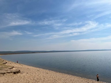 В романе «Талантливый мистер Рипли», на основе которого снят одноименный фильм, есть такая цитата: «Июнь. Какое красивое слово, до чего же сладко звучит! От него веет блаженной ленью и солнечным светом»