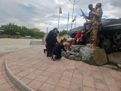 В Чите сотрудники полиции возложили цветы к памятнику участникам боевых действий