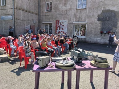 Сегодня на площадке у КДЦ &quot;Юность&quot; вновь состоялся замечательный проект &quot;Кино под открытым небом&quot;! Организаторы погрузили всех присутствующих в увлекательный мир кинематографа, продемонстрировав профессиональную и старинную...