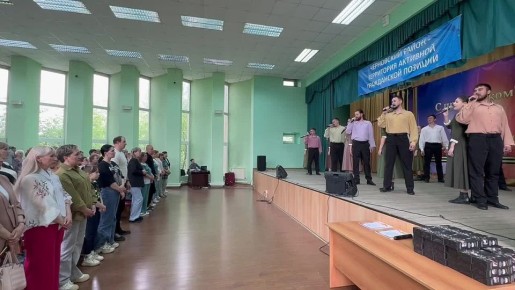«Люди в белых халатах» - с этой песни в исполнении артистов муниципального театра «Забайкалье» началось торжественное мероприятие ко Дню медицинского работника, прошедшее вчера в актовом зале администрации Черновского района