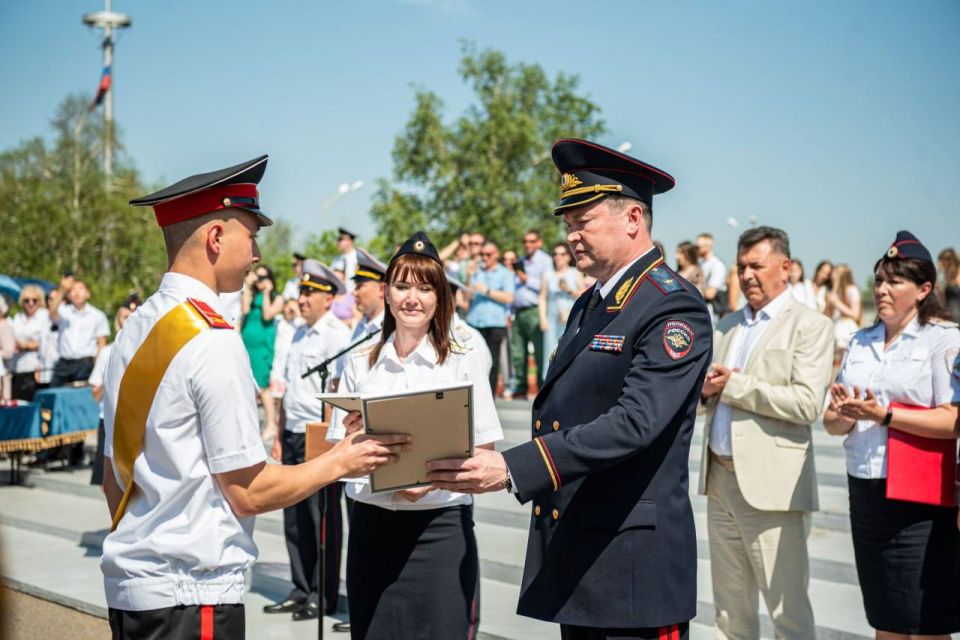 Начальник краевого УМВД вручил аттестаты выпускникам суворовского училища