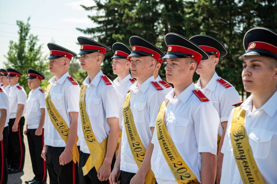 Начальник краевого УМВД вручил аттестаты выпускникам суворовского училища