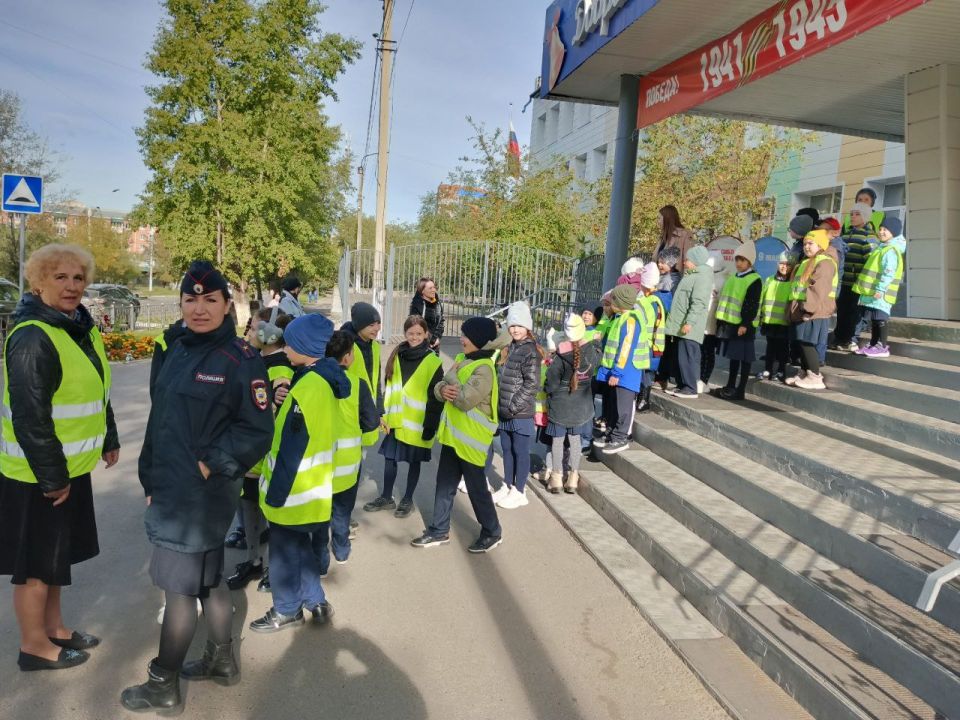 Юные инспекторы движения школы № 40 провели акцию «Правила безопасности поведения на дорогах»