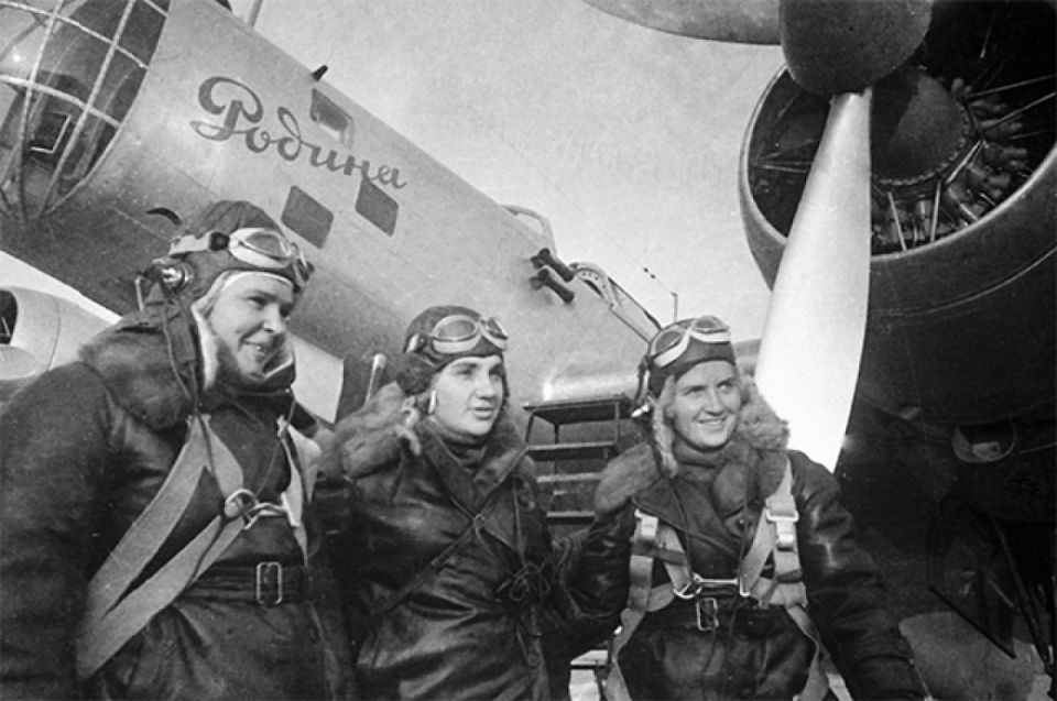 87 лет назад, 24 сентября 1938 года, известные в СССР лётчицы-орденоносцы Валентина Гризодубова, Полина Осипенко и Марина Раскова вылетели в беспосадочный перелёт из Москвы на Дальний Восток на двухмоторном самолёте АНТ-37...
