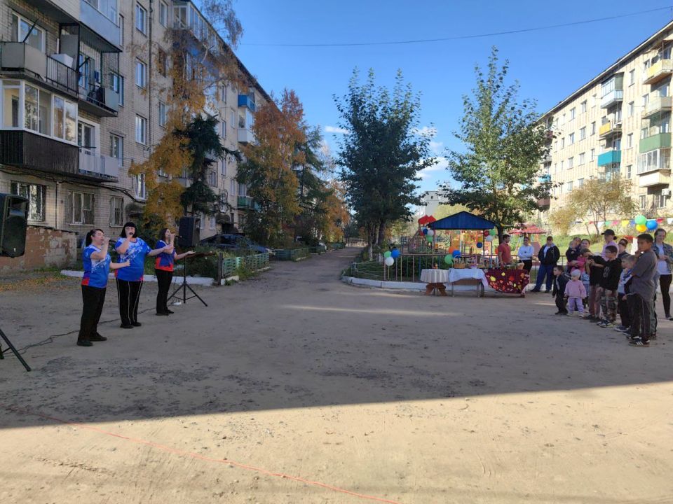 Сегодня во дворе по адресу Чкалова, 28 состоялся настоящий праздник! Жители дома, отмечающие 47-летие со дня его постройки, совместно с Культурно-досуговым центром "Юность" организовали чудесную программу "Дары осени"