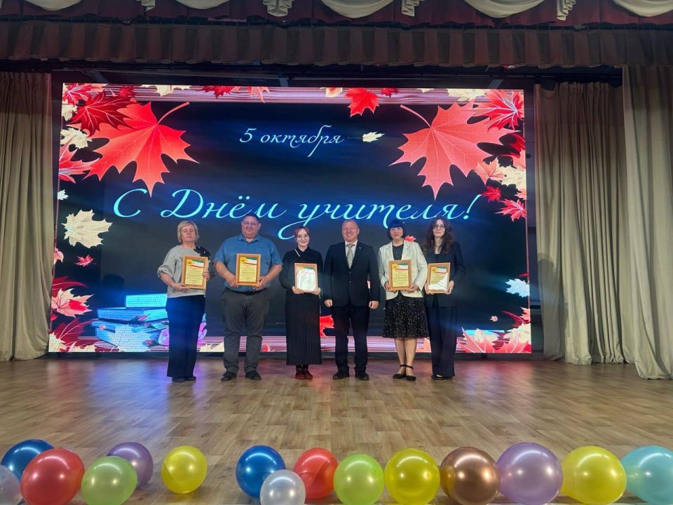 В преддверии профессионального праздника – Дня Учителя глава администрации Железнодорожного района Алексей Пономарев, заместитель главы администрации по развитию местного самоуправления и социальным вопросам Потапова Олеся...