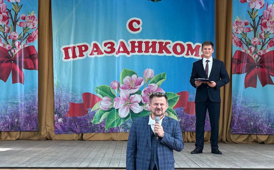 3 октября в актовом зале администрации Черновского района состоялось традиционное торжественное мероприятие, посвященное Дню воспитателя и Дню учителя