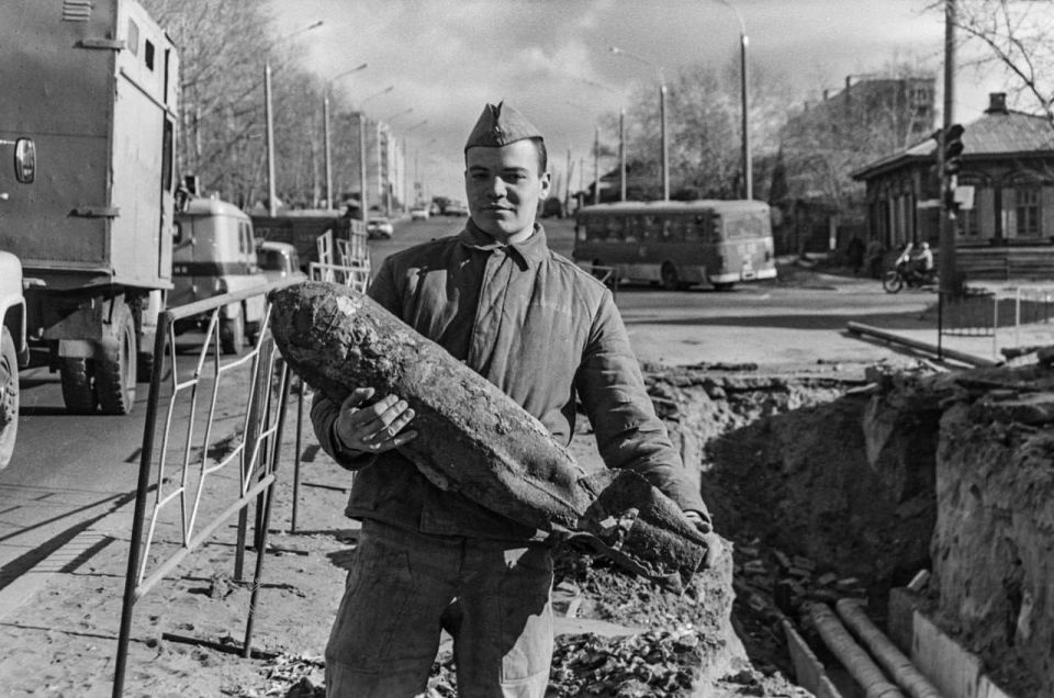 34 года назад, 16 октября 1991 года, газета «Забайкальский рабочий» писала об обнаружении военными строителями при прокладке теплотрассы на улице Бабушкина в центре Читы обнаружили авиационную бомбу