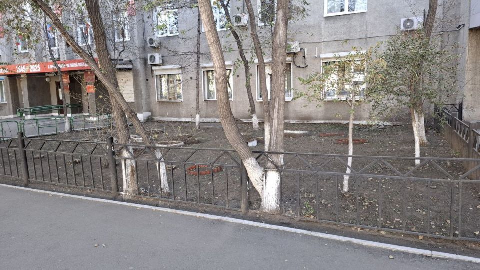 Осенний субботник!. Горячая пора осенних субботников наступила в нашем городе, вот и сегодня, сотрудниками комитета культуры совместно с централизованной бухгалтерией учреждений культуры был организован субботник